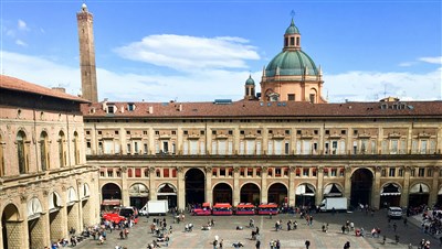 Tra le torri di Bologna, lo sguardo impara l’umiltà